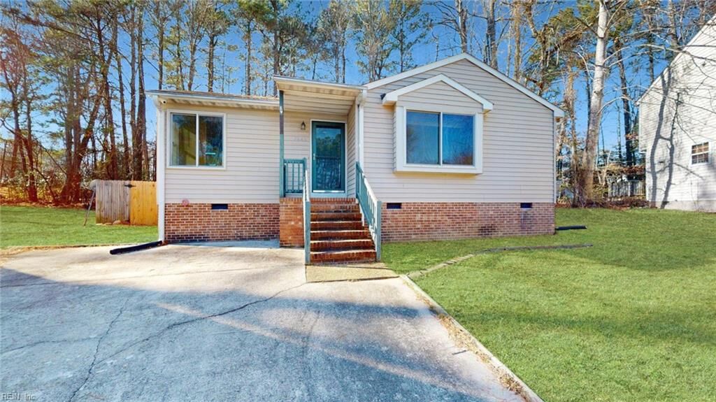 Property Photo: 7648 Crestview Dr VA 23168