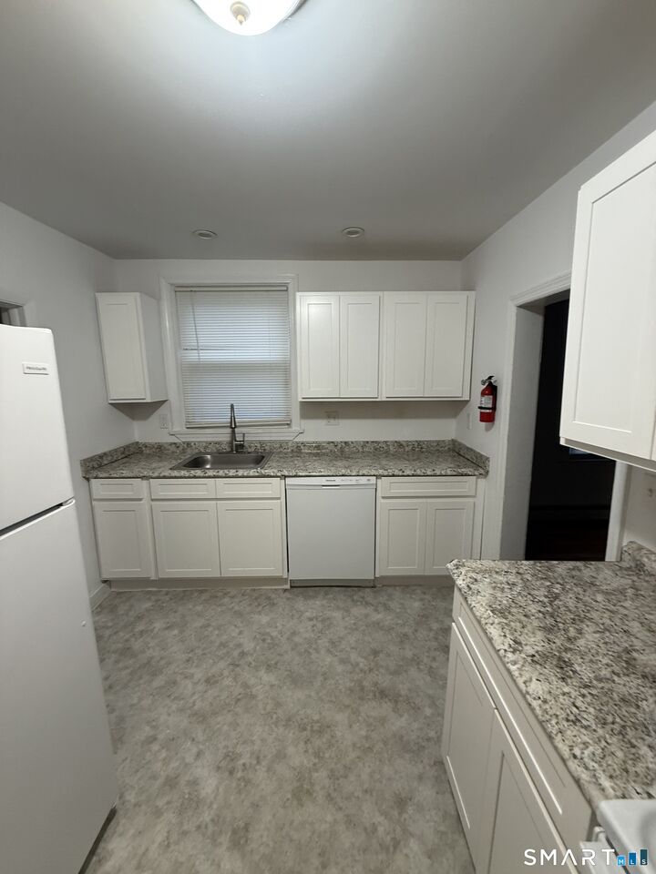 Property Photo:  1 Farnsworth Street 1  CT 06320 