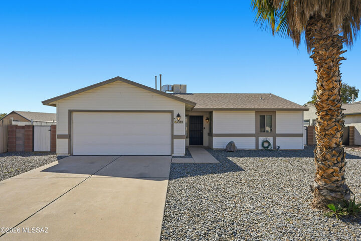 Property Photo: 2589 W Edenbrook Place AZ 85741