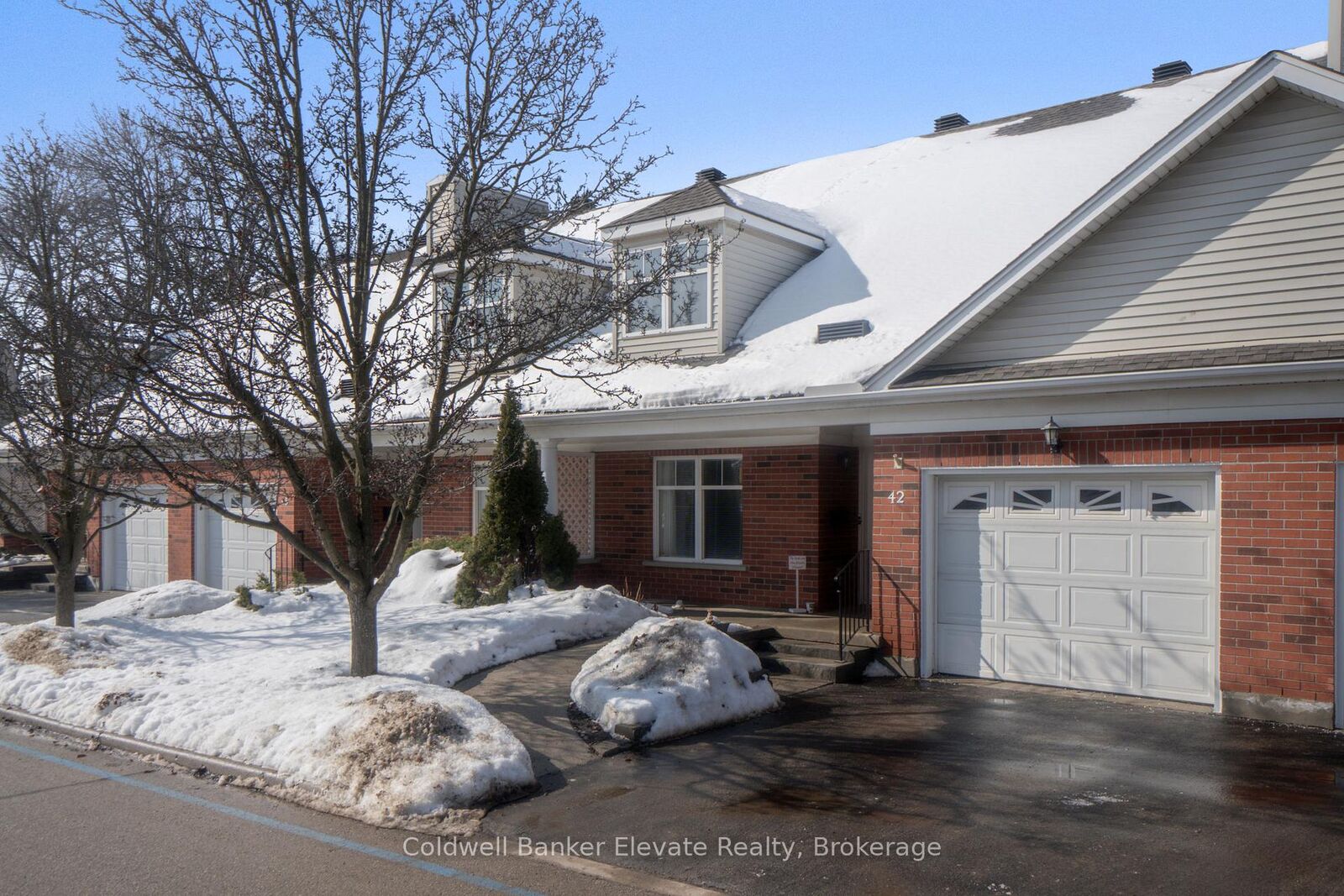 Property Photo: 2705 Kingsway Drive 42 ON N2C 2T2