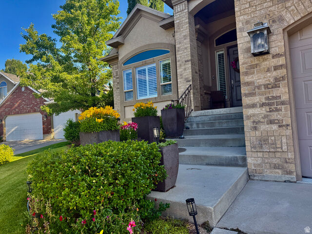 Property Photo: 1653 E Crescent View Circle Cir UT 84092