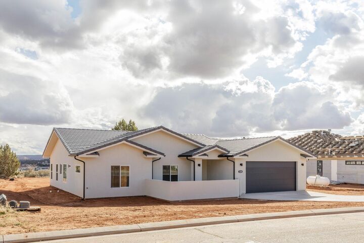 Property Photo: 1324 E Manzanita Dr UT 84737