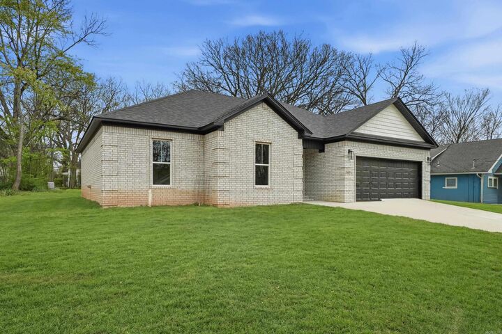 Property Photo: 303 1/2 N West Street AR 72110