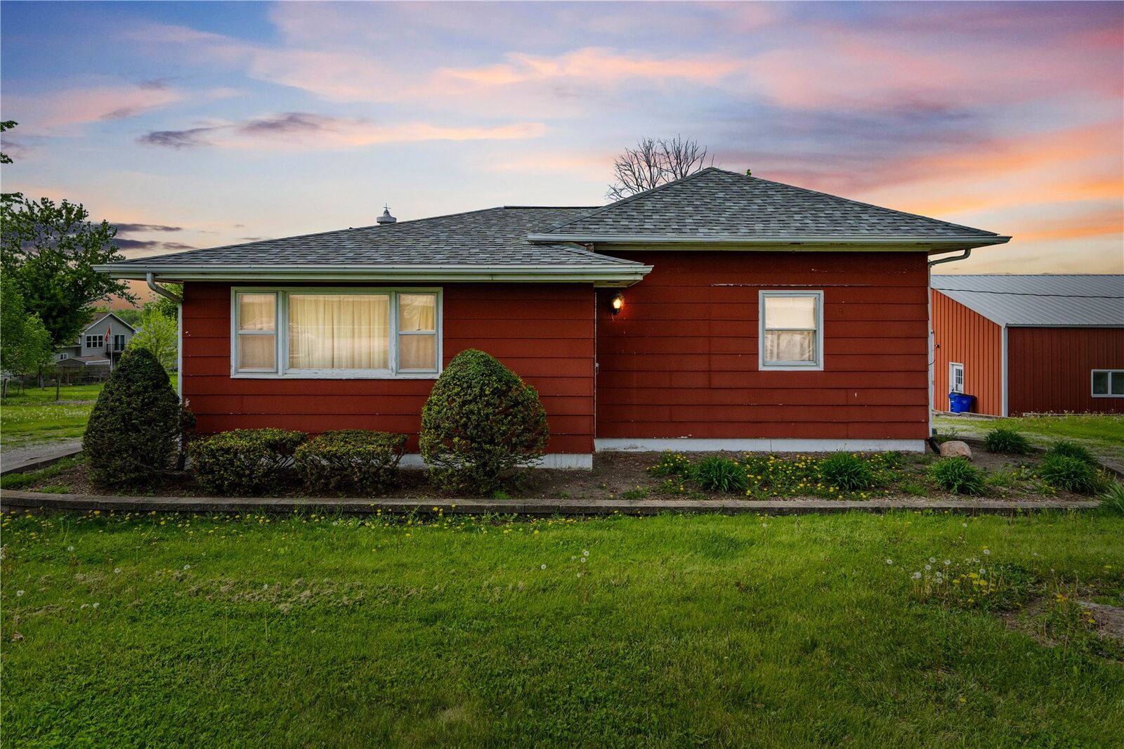 Property Photo:  1895 33rd Avenue SW  IA 52404 