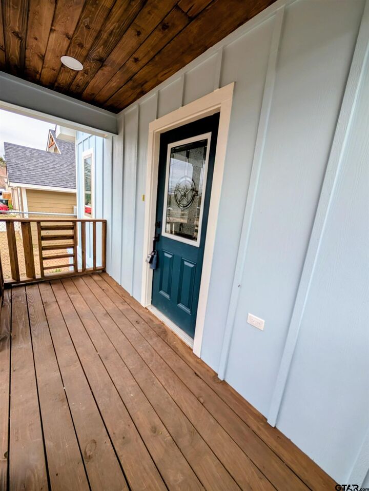 Property Photo: 910 Duckenfield Ave TX 75701