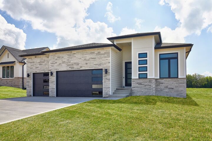 Property Photo:  1362 S Lotus Place  IA 50266 