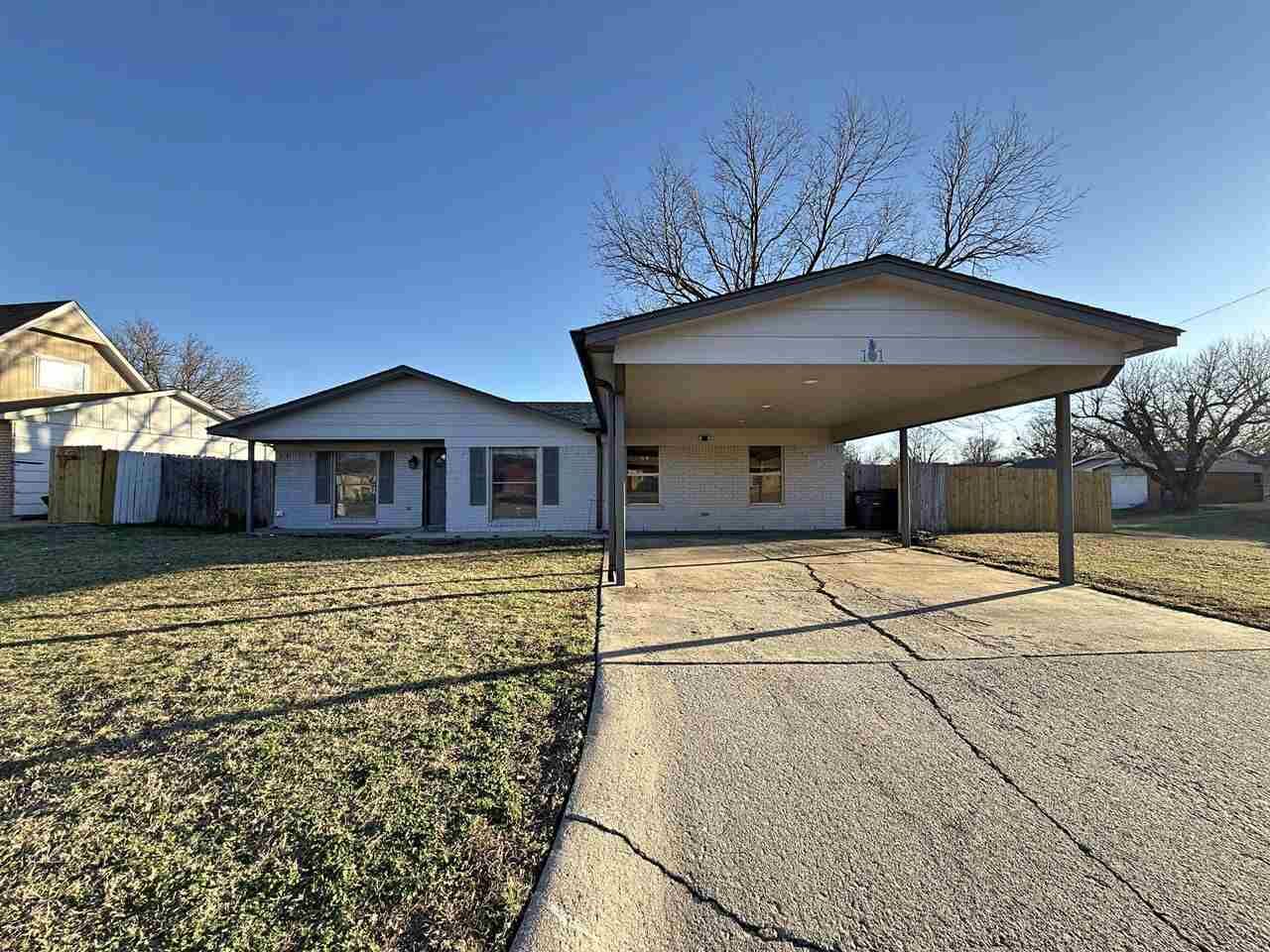 Property Photo:  101 NE English St  OK 73507 