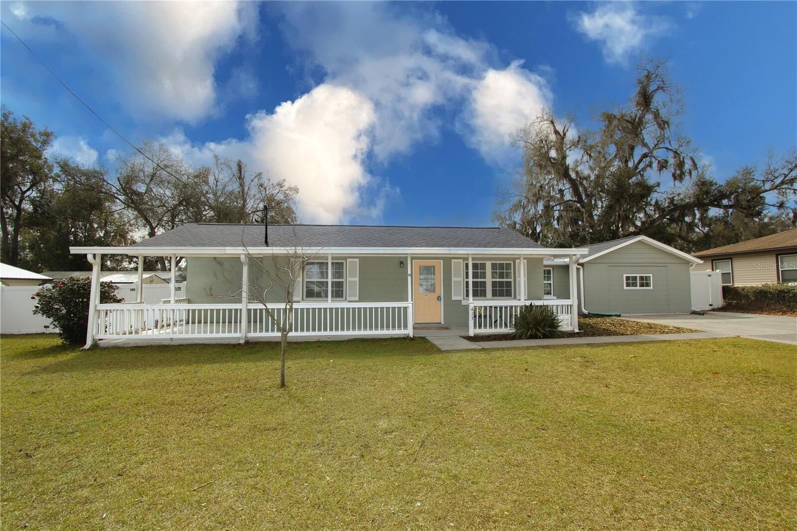 Property Photo: 413 Lakeview Avenue FL 33584