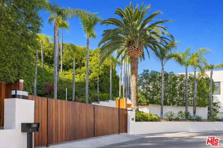 Property Photo:  9405 Sierra Mar Place  CA 90069 