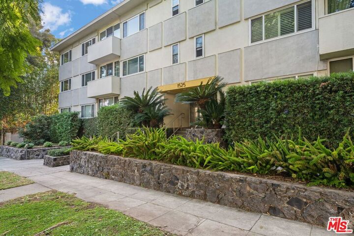 Property Photo: 1525 N Hayworth Avenue 302 CA 90046