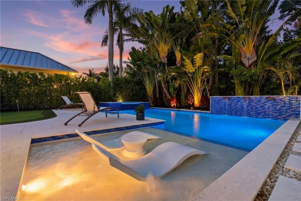 Property Photo: 725 Harbour Dr FL 34103