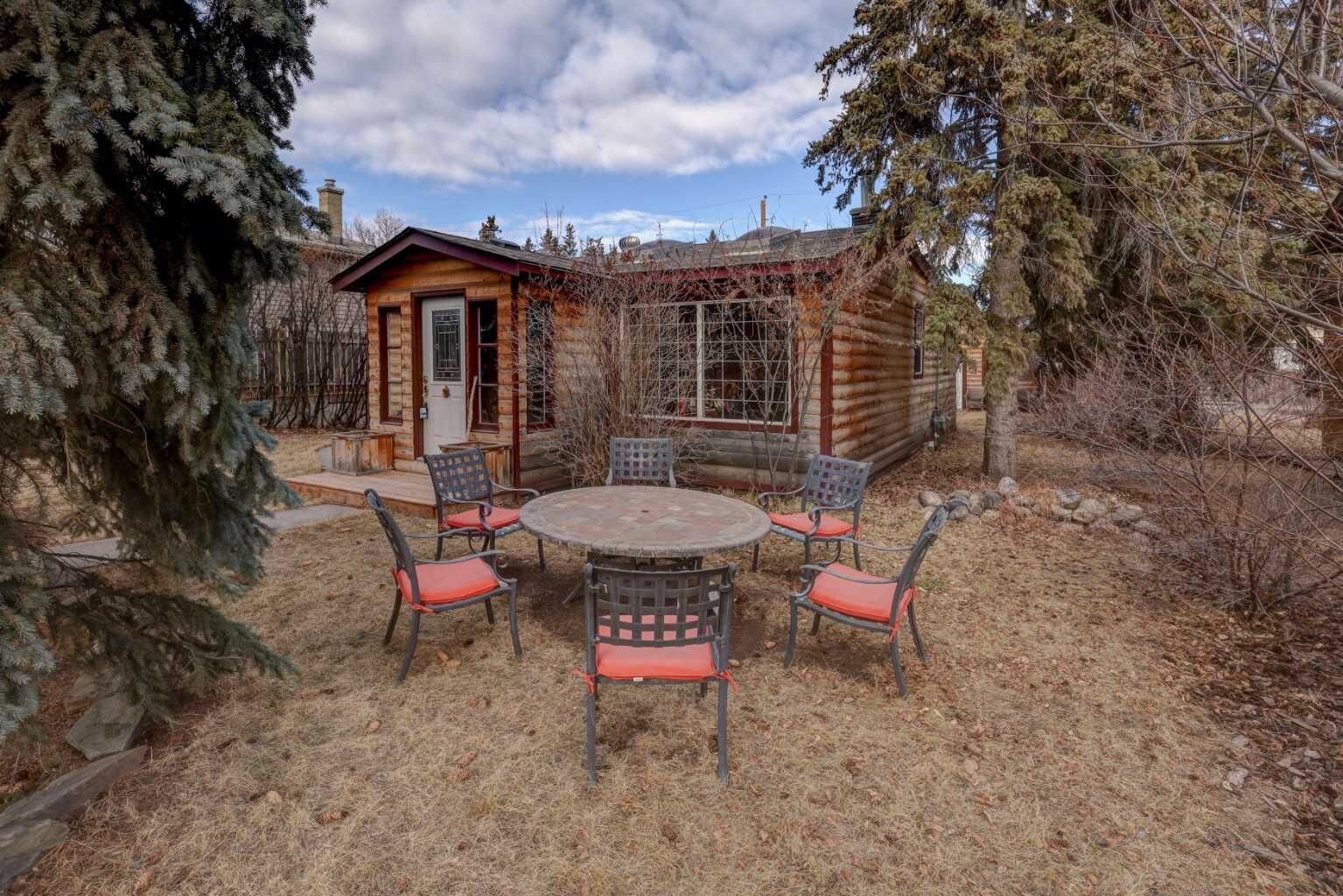 Property Photo:  6424 32 Avenue NW  AB T3B 0K4 