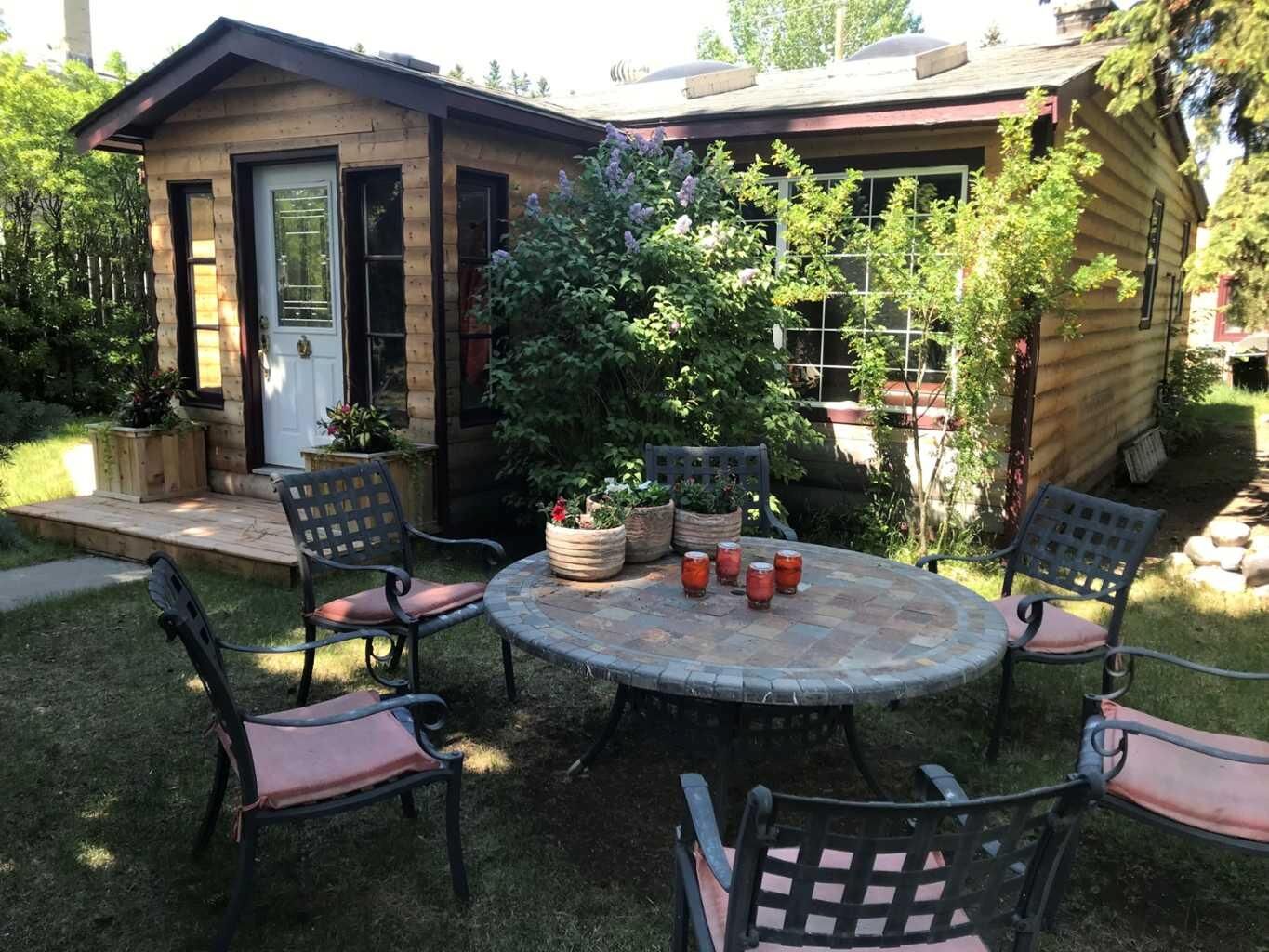 Property Photo:  6424 32 Avenue NW  AB T3B 0K4 
