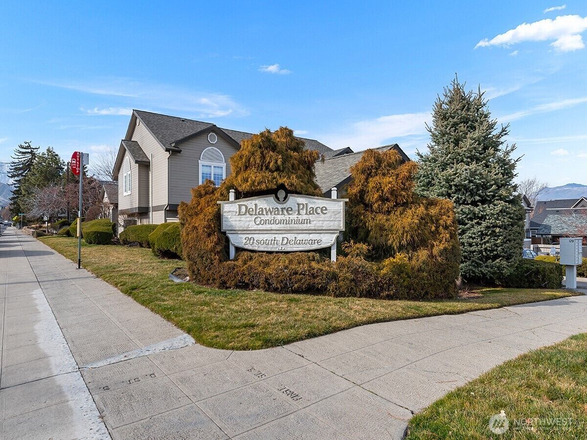 Property Photo:  20 S Delaware Avenue 11  WA 98801 