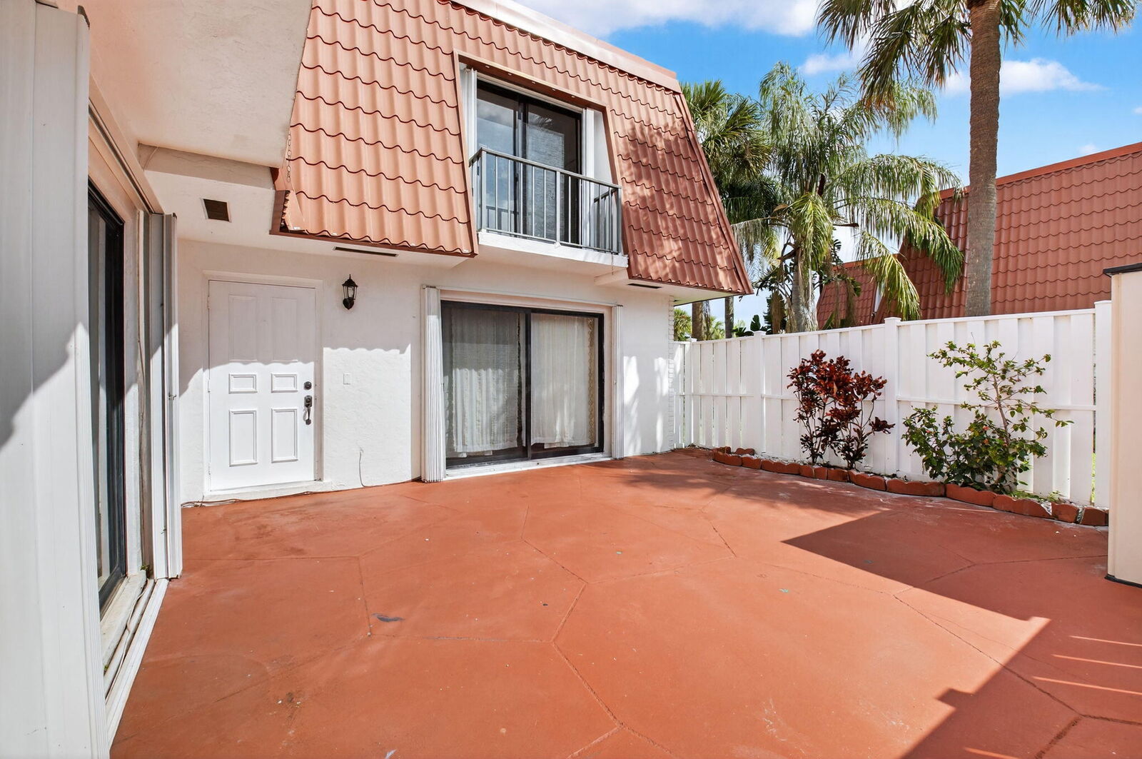 Property Photo: 1423 SW 28th Avenue 11 B FL 33426