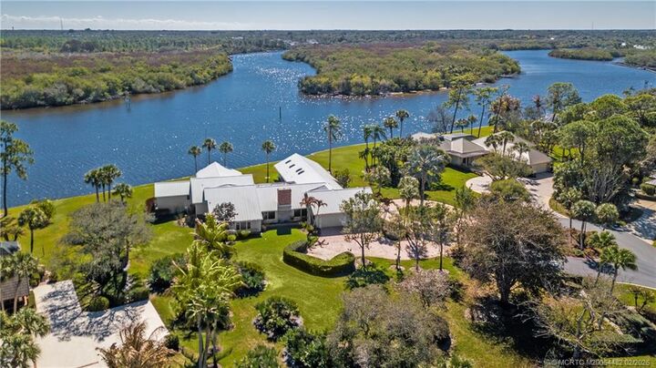 Property Photo:  525 SW Perth Place  FL 34990 