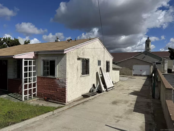 Property Photo: 2757 Ulric St CA 92111