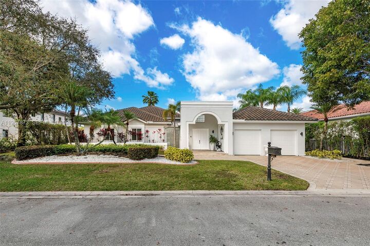 Property Photo:  622 E Enclave Cir E  FL 33027 