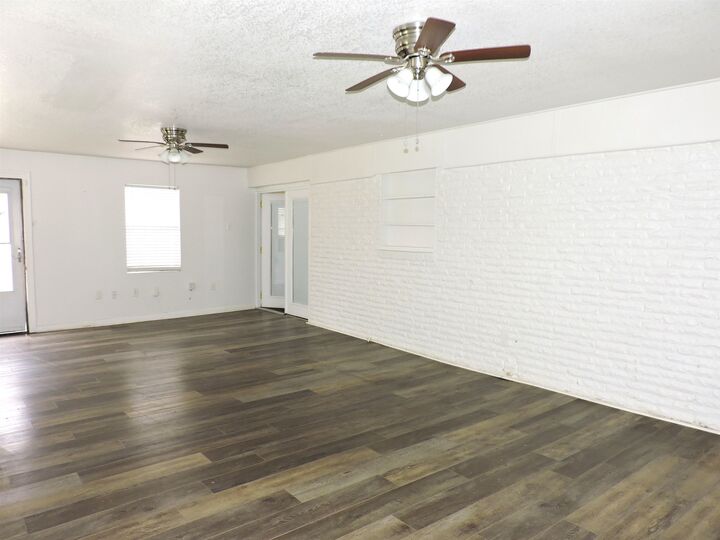 Property Photo:  1306 Bassett St  TX 77632-1836 