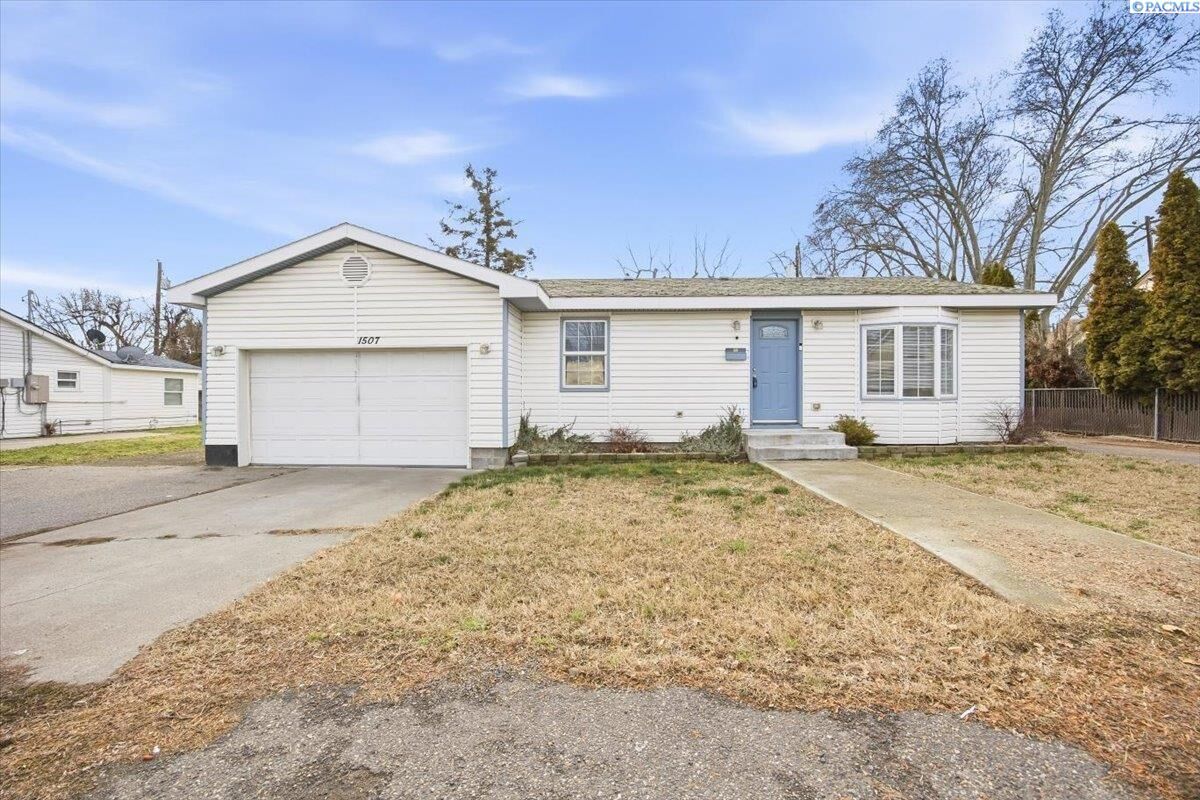 Property Photo:  1507 W 4th Pl  WA 99336 