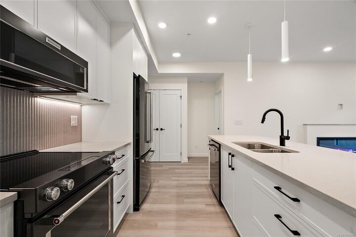 Photo de la propriété:  610 Lampson St 304  BC V9A 0L4 