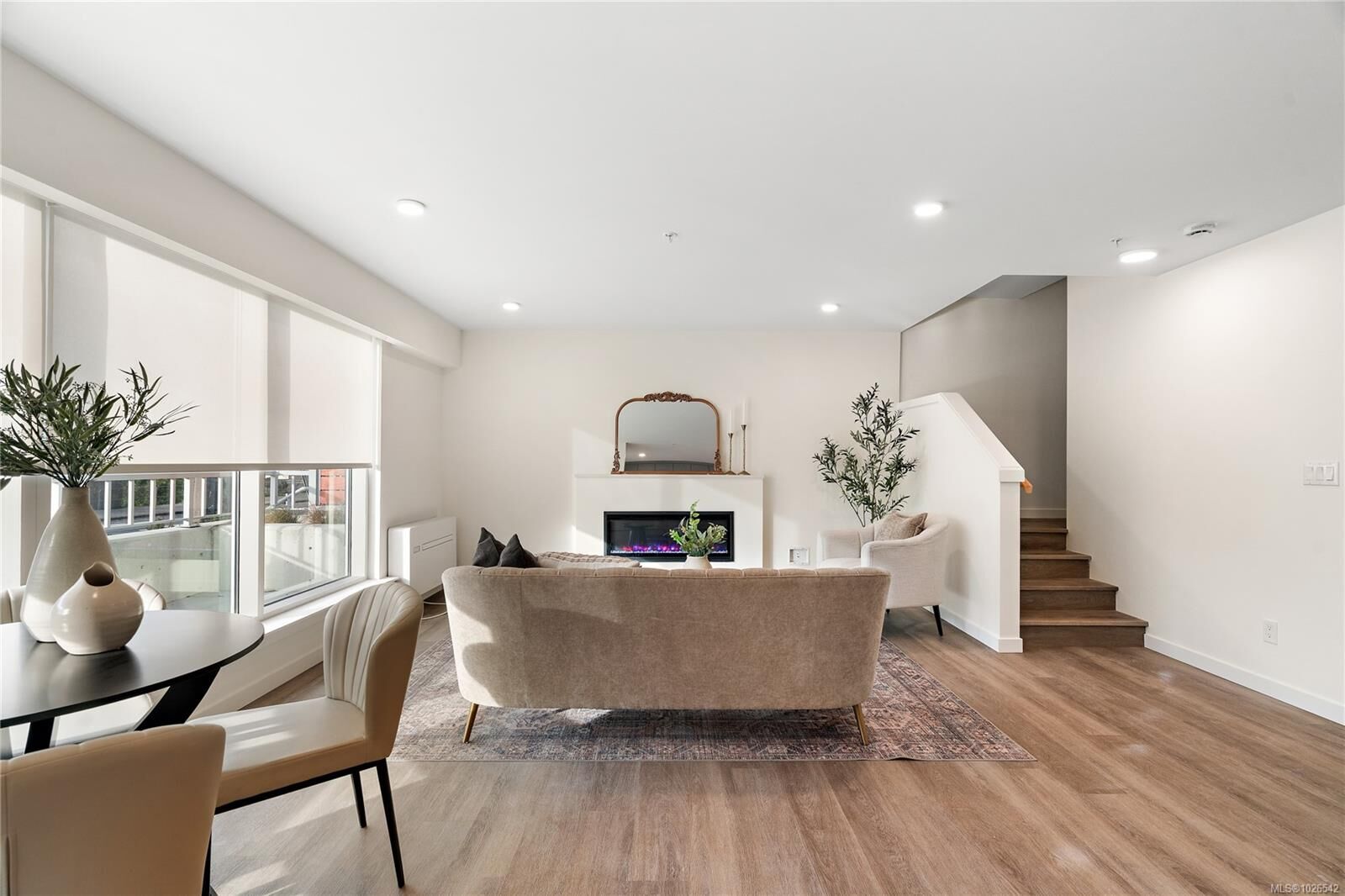 Photo de la propriété:  1102 Esquimalt Rd Th5  BC V9A 0L3 