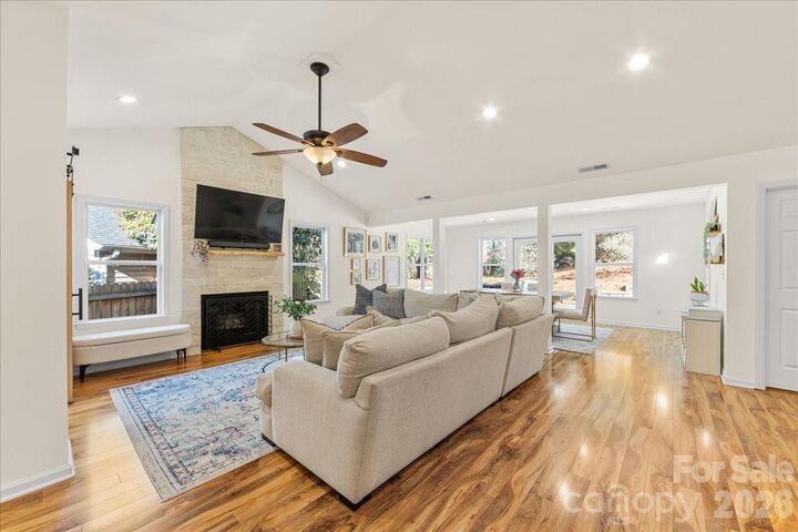 Property Photo:  2200 Olde Chantilly Court  NC 28205 