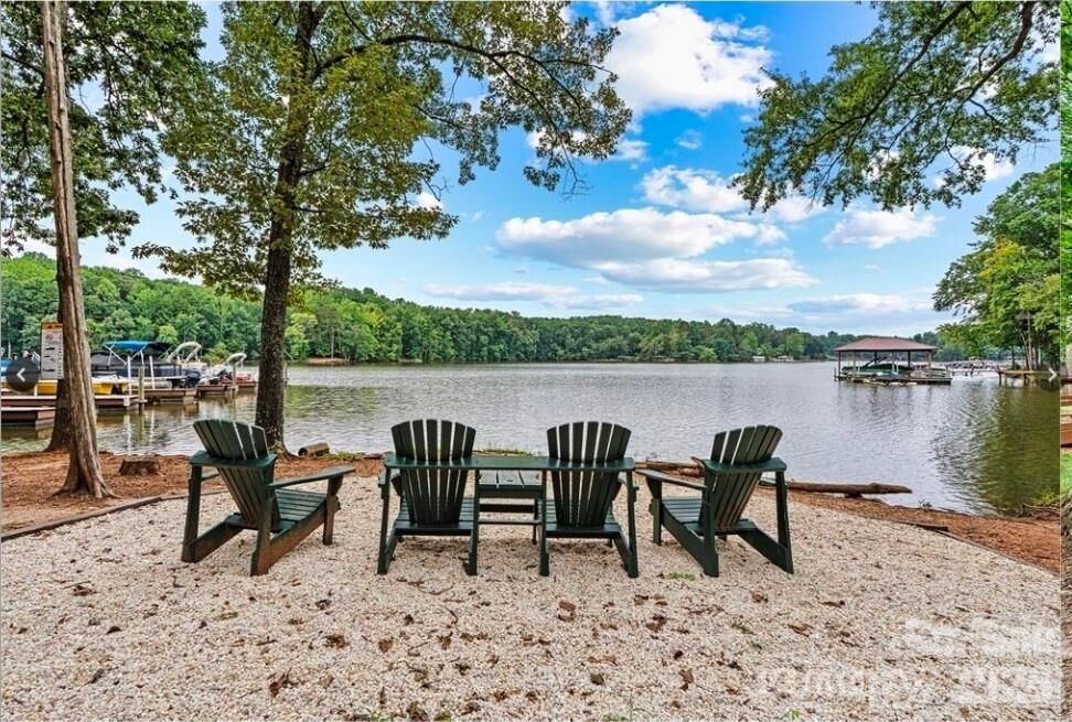 Property Photo: 8238 Merryvale Lane NC 28214