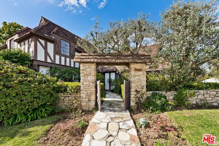 Property Photo:  201 Tavistock Ave  CA 90049 