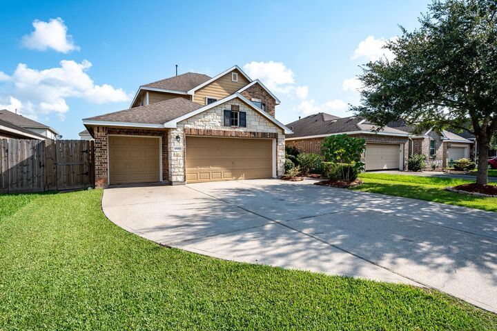 Property Photo:  10019 Lynnwood Drive  TX 77521 