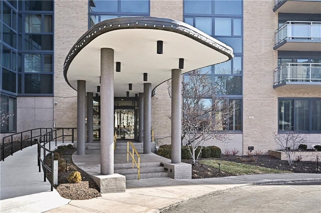 Property Photo:  4545 Wornall Road 610  MO 64111 