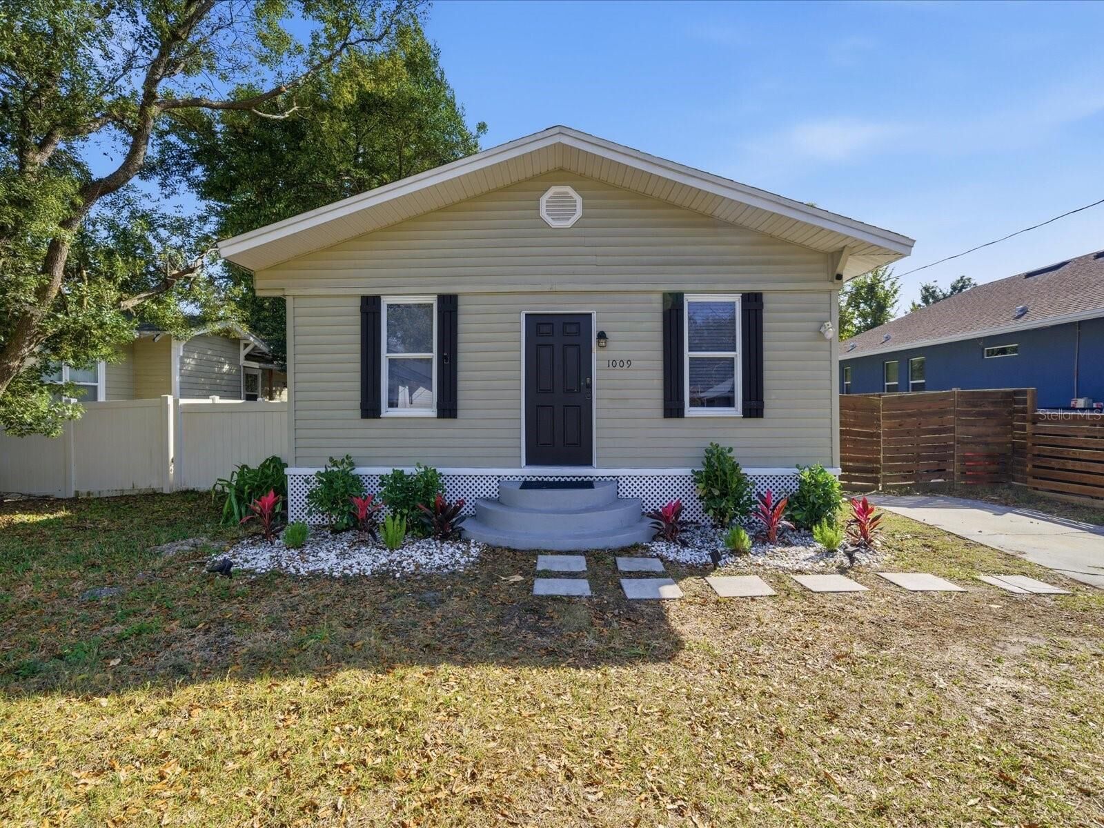 Property Photo:  1009 E Curtis Street  FL 33603 