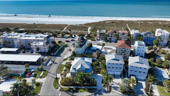 Property Photo:  5610 Avenida Del Mare  FL 34242 