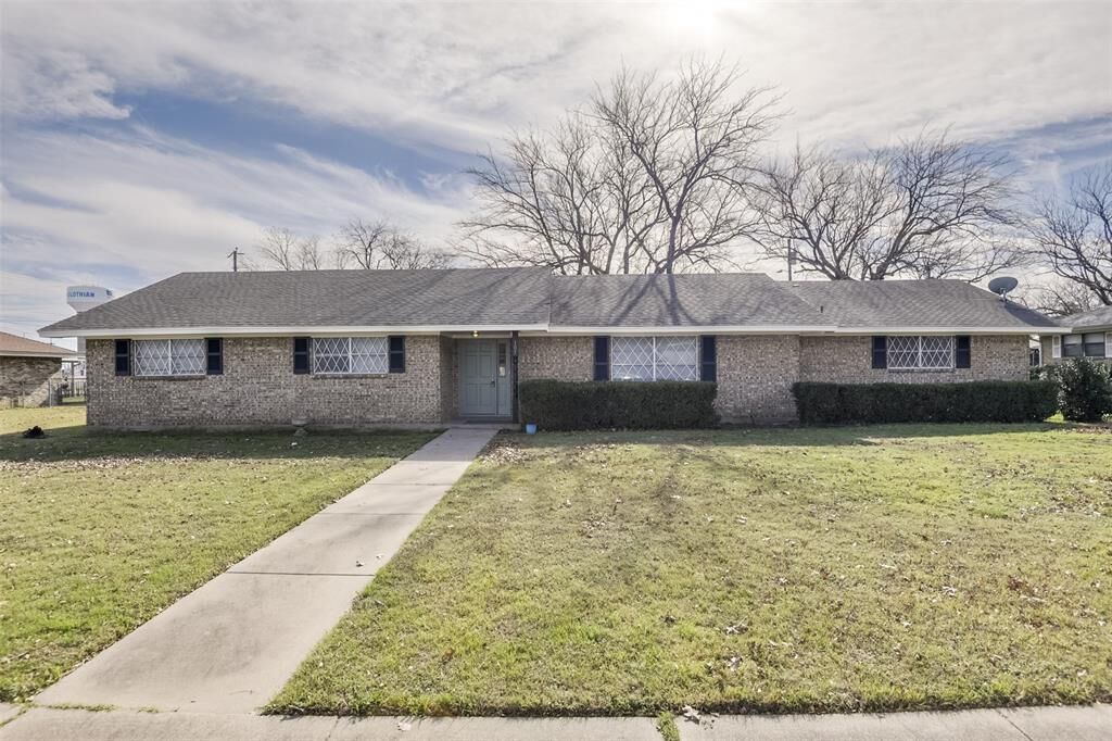 Property Photo:  105 Stiles Drive  TX 76065 