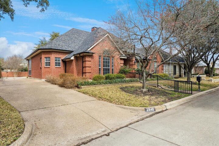 Property Photo:  2848 Oakbriar Trail  TX 76109 