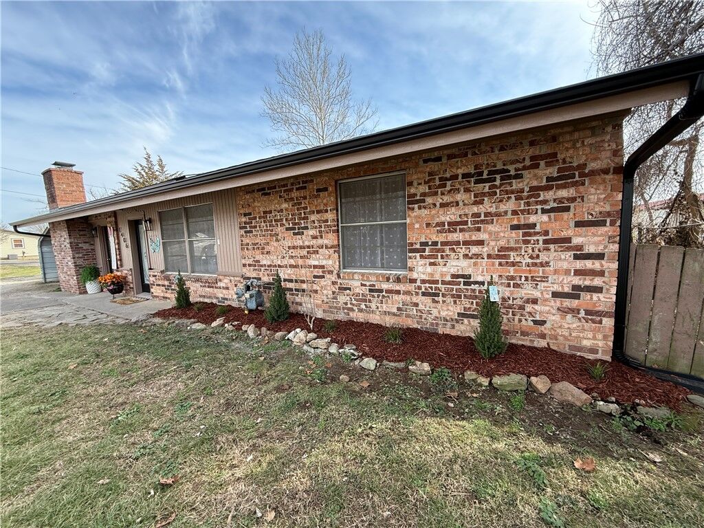 Property Photo:  1406 W Olive  AR 72756 