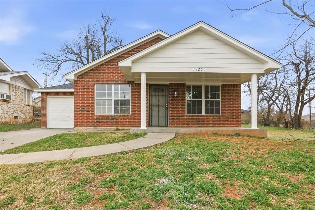 Property Photo:  1525 NE 8th Street  OK 73117 