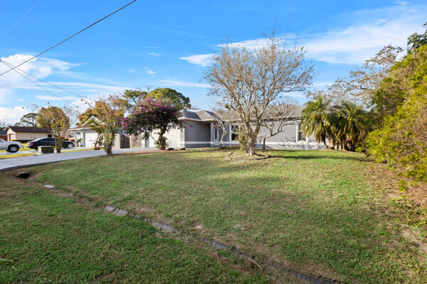 Property Photo: 457 SW David Terrace FL 34953