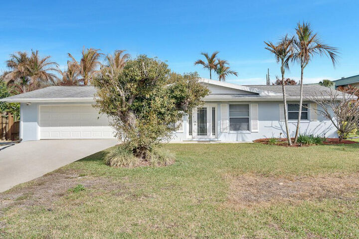 Property Photo:  1385 NE Hilltop Street  FL 34957 