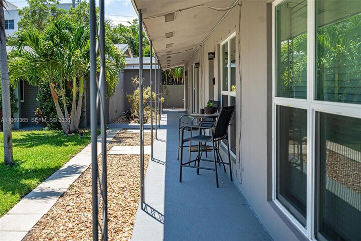 Property Photo: 2201 NE 14th Ave FL 33305