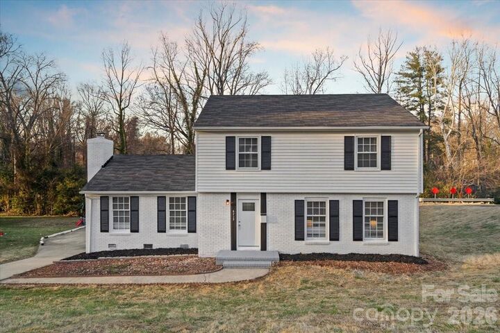 Property Photo: 6713 Somersworth Drive NC 28215