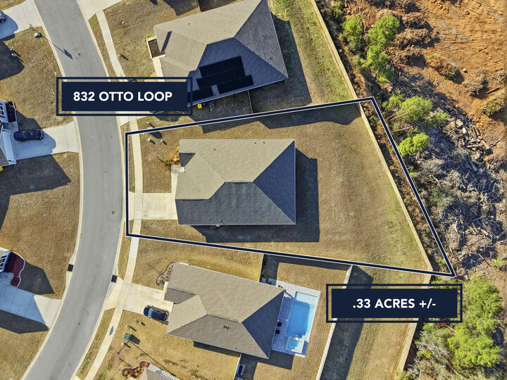 Property Photo:  832 Otto Loop  FL 32539 