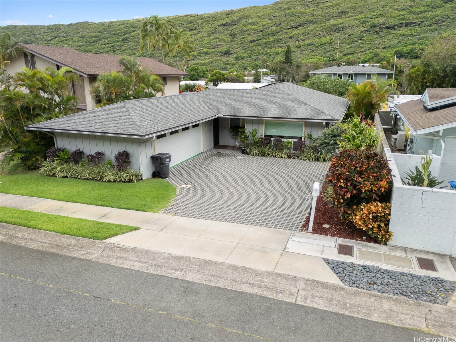 Property Photo: 702 Hahaione Street HI 96825