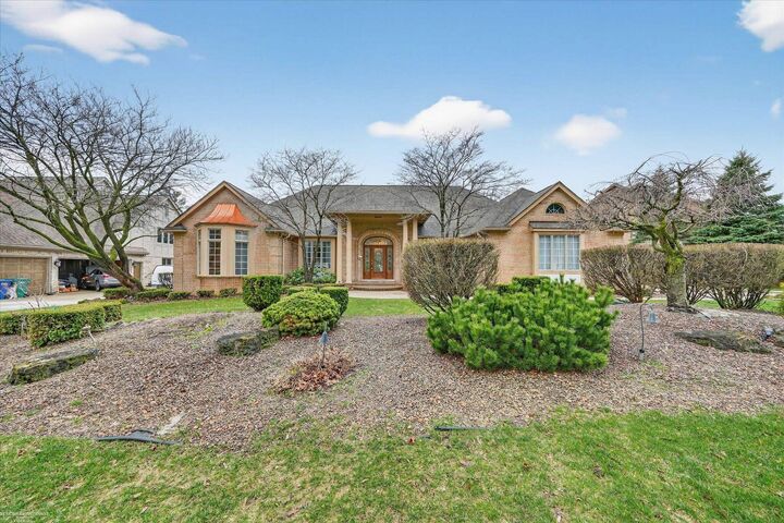 Property Photo:  5500 Crystal Creek Lane  MI 48094 