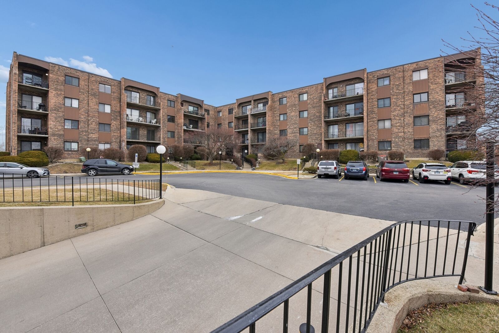 Property Photo: 601 W Huntington Commons Road 202 IL 60056