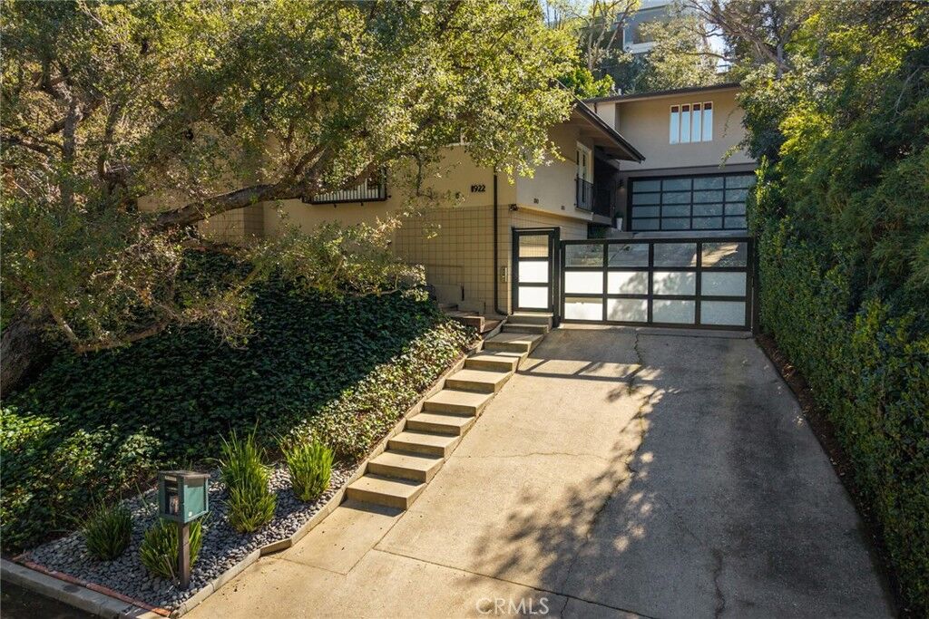 Property Photo: 11922 Sunshine Terrace CA 91604