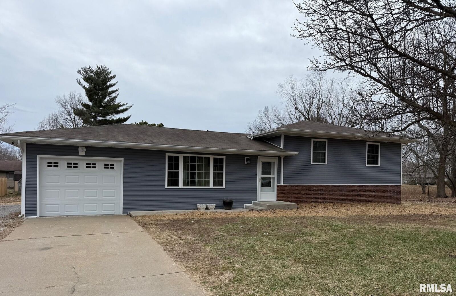 Property Photo:  407 Camelot Drive  IL 62924 