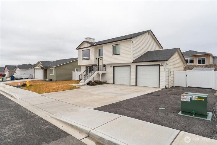 Property Photo: 2479 3rd Street SE WA 98802