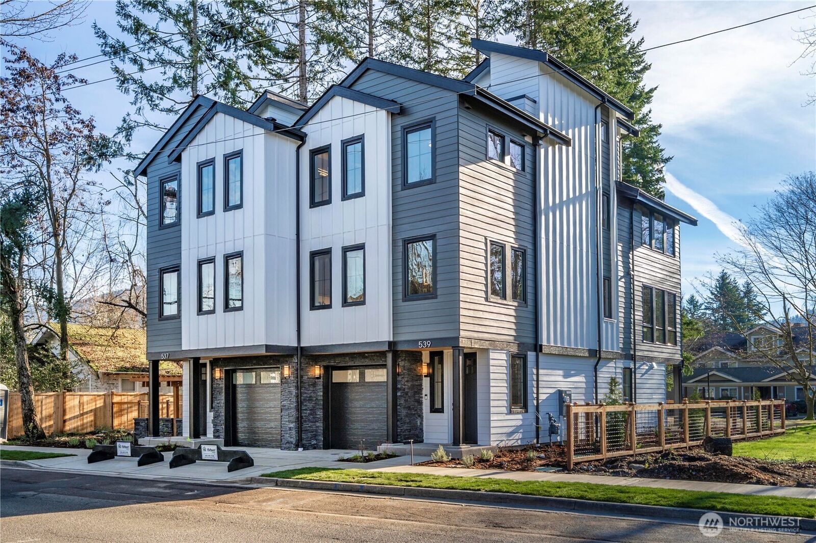 Property Photo:  537 NW Juniper Street  WA 98027 