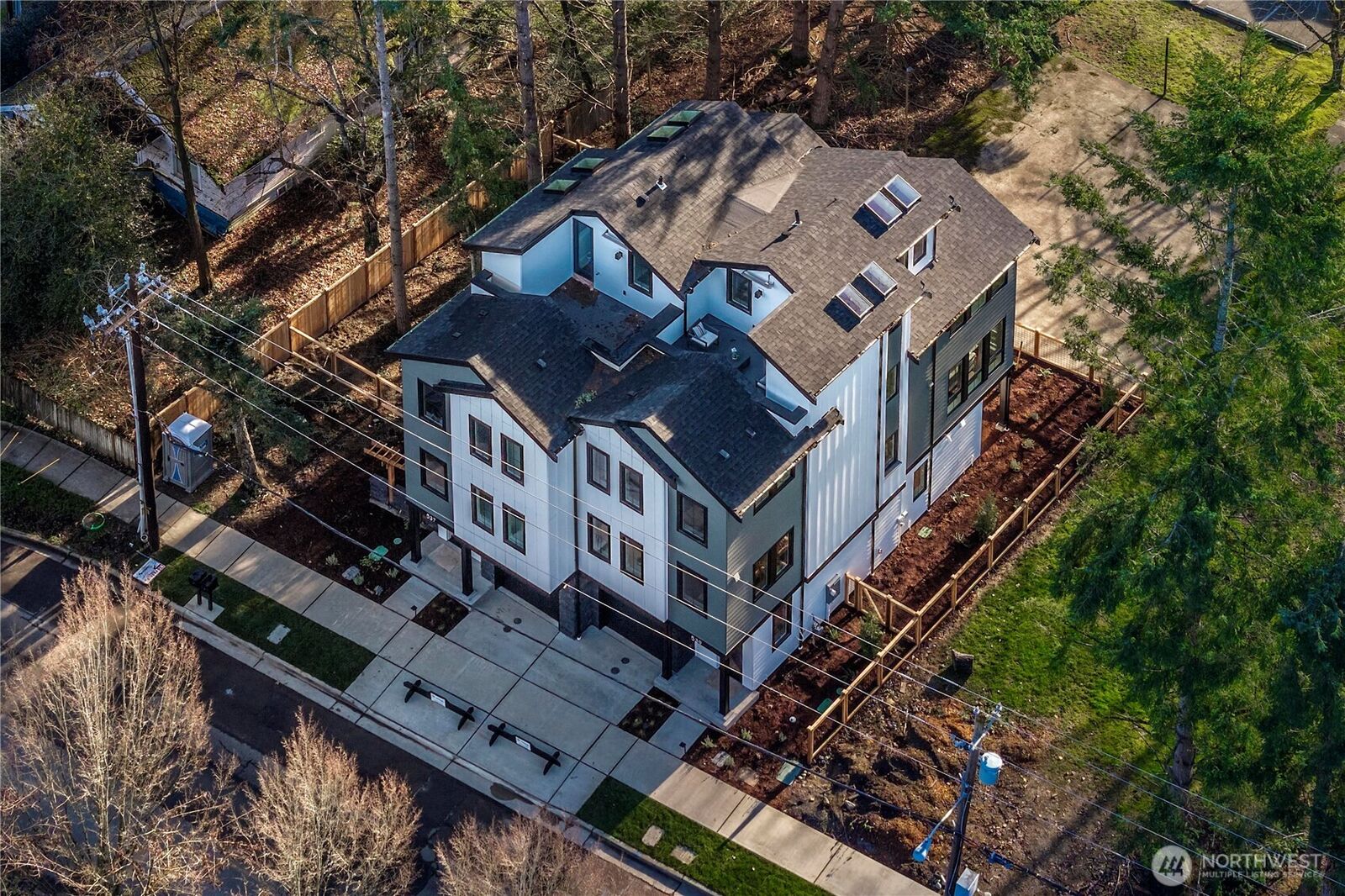 Property Photo:  537 NW Juniper Street  WA 98027 